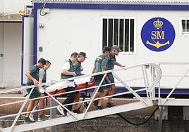 Agentes de la Guardia Civil trasladan en cuerpo hallado en la cala Tximistarri.