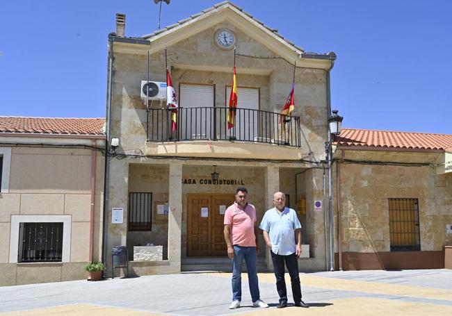 Javier Prieto, teniente de alcalde, y Félix Roncero, alcalde de Peleas de Abajo.