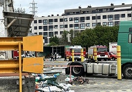Dotaciones de bomberos han acudido a sofocar las llamas.