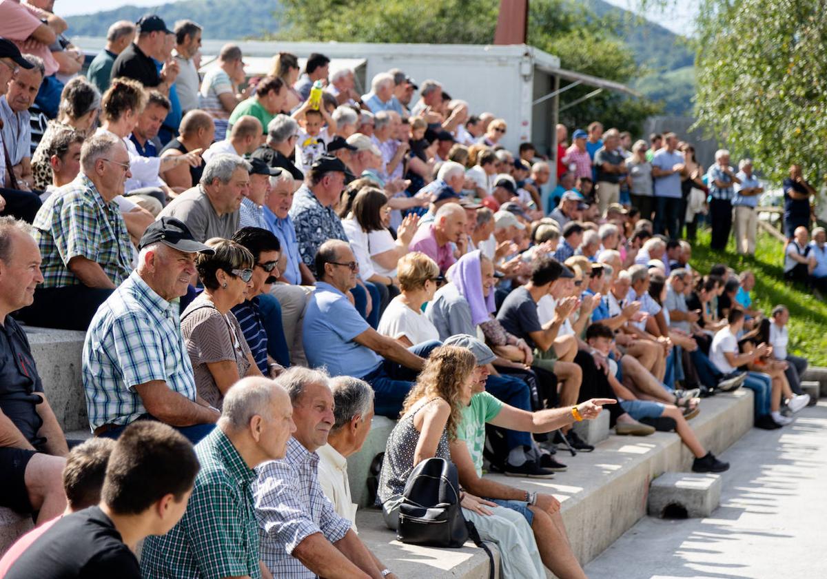 Idi-dema erakustaldiak zale ugari bildu zituen aurtengoan ere goiko plazan.