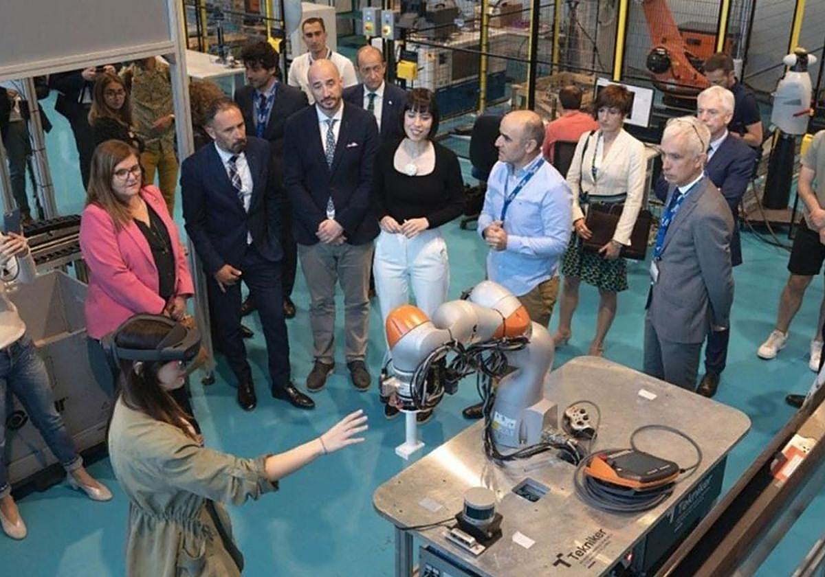La ministra de Ciencia, Innovación y Universidades, Diana Morant, durante una visita al centro tecnológico Tekniker.