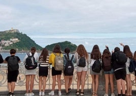 Jóvenes legazpiarras visitaron la bahía de La Concha de Donostia en una salida anterior.