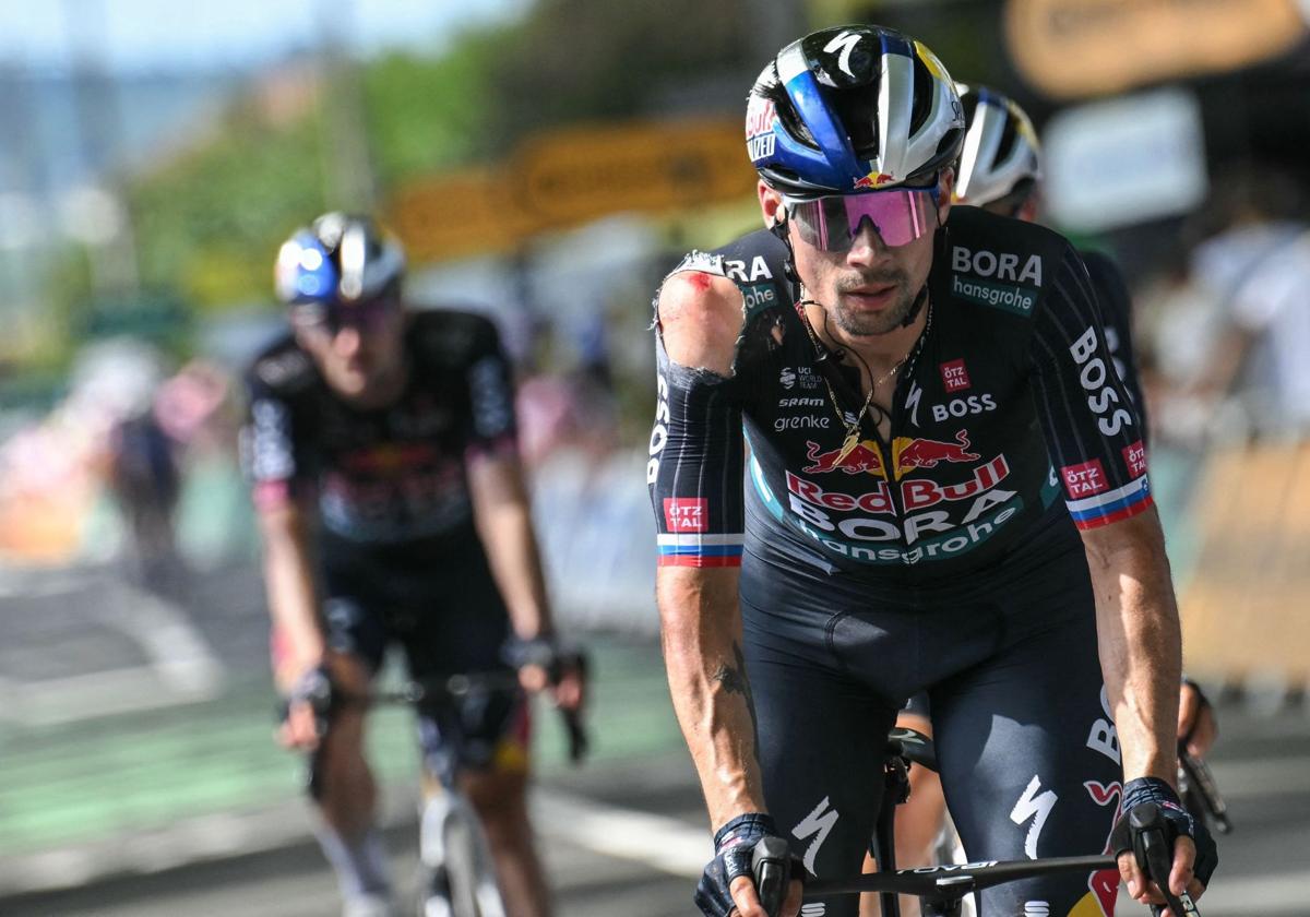 Primoz Roglic llega a la meta de la undécima etapa del Tour de Francia.