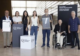 Familiares y artistas que participarán en el homenaje a Eduardo Chillida y Nestor Basterretxea, esta mañana en el Kursaal.