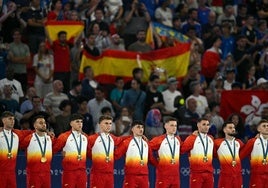 Beñat Turrientes, emocionado, posa con la medalla de oro en lo más alto del podio del Parque de los Príncipes.