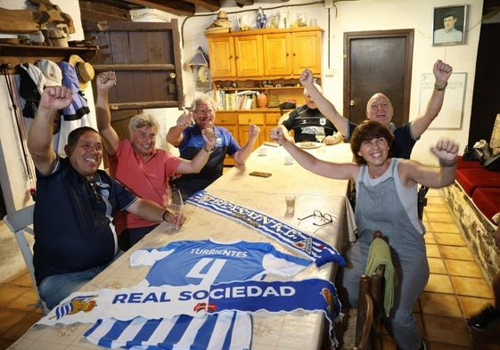 Amigos y familiares de Beñat, reunidos este viernes en el caseríofamiliar en Lazkaomendi, animan durante el partido.
