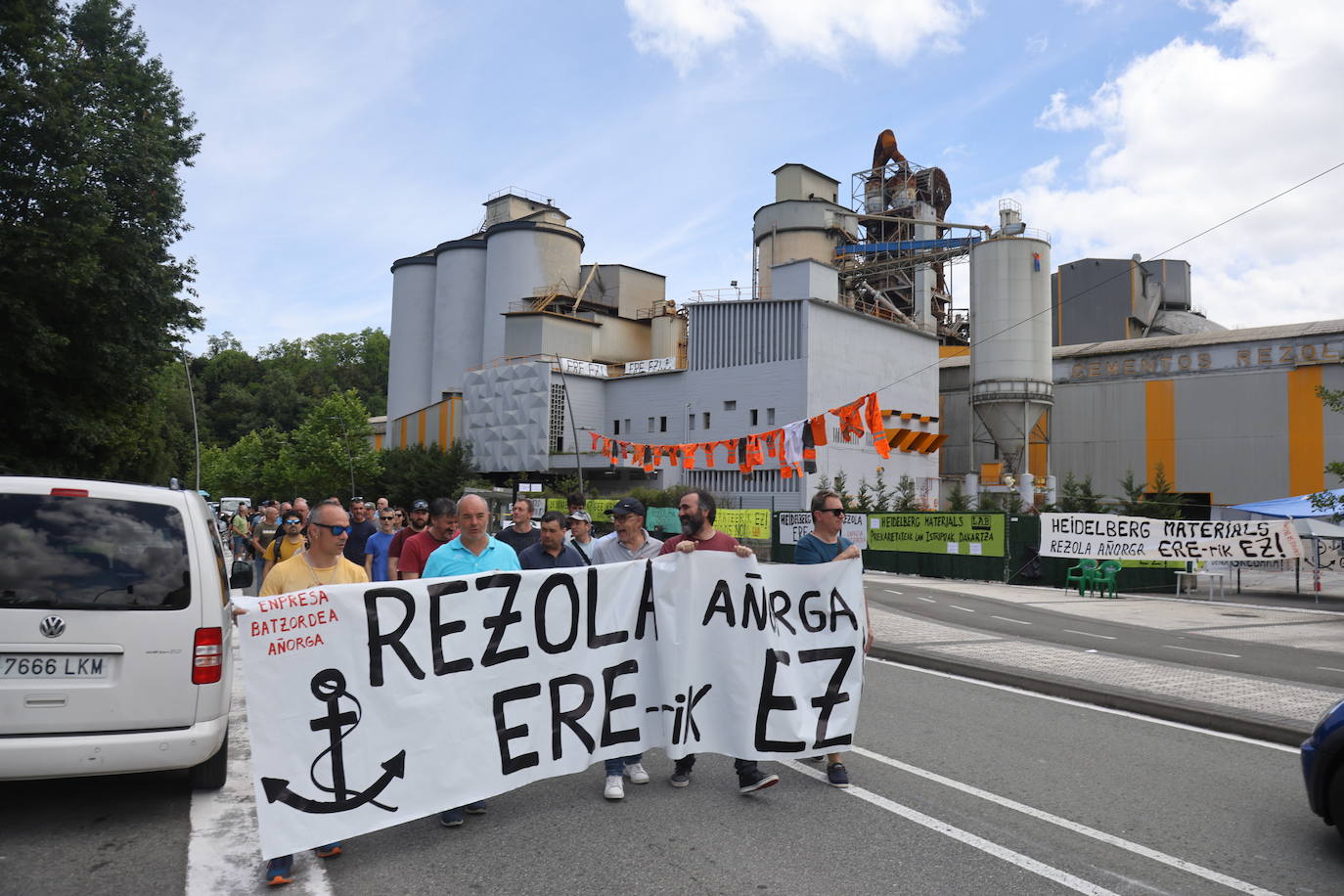 Manifestación frente a la sede de Cementos Rezola en el barrio donostiarra de Añorga.