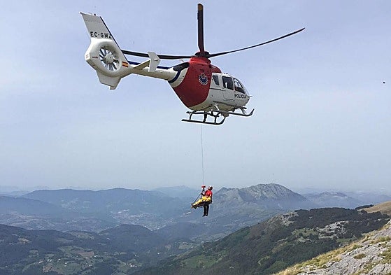 Imagen de archivo de un rescate con el helicóptero de la Ertzaintza, ajena a esta información.
