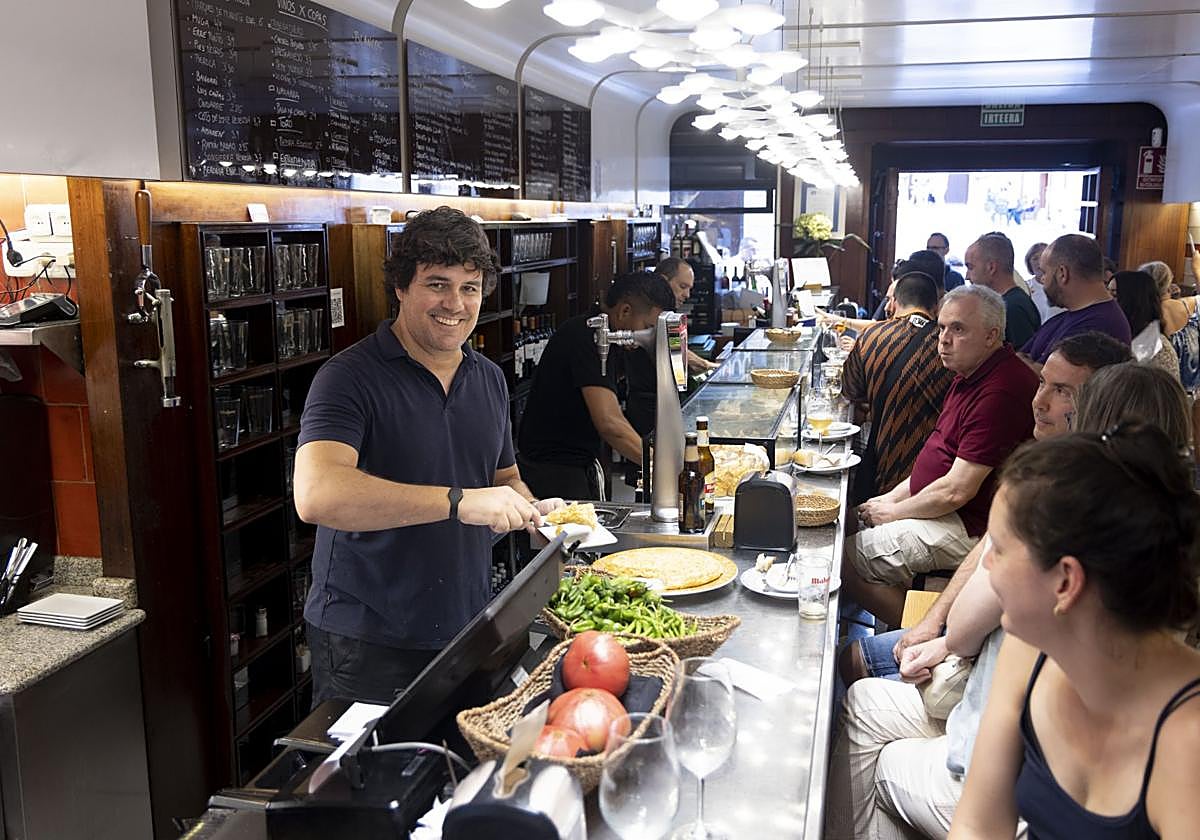 Mikel Martínez, en la barra del bar al que da nombre su apellido. Es la tercera generación del negocio familiar.
