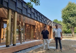 Xabier Txurruka e Iban San Martin, ayer al mediodía delante de la nueva cantina de Asti.