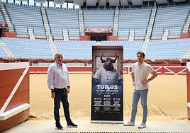 Pablo Martínez Labiano y su hijo Manuel Martínez Azcárate posan en Illunbe con el cartel de la feria donostiarra .