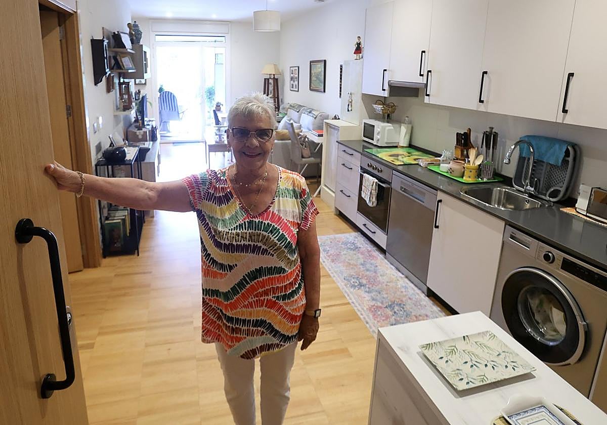 Juncal, en su piso de Lugaritz, que cuenta con dos habitaciones además de con un baño, un salón-comedor-cocina y una terraza.