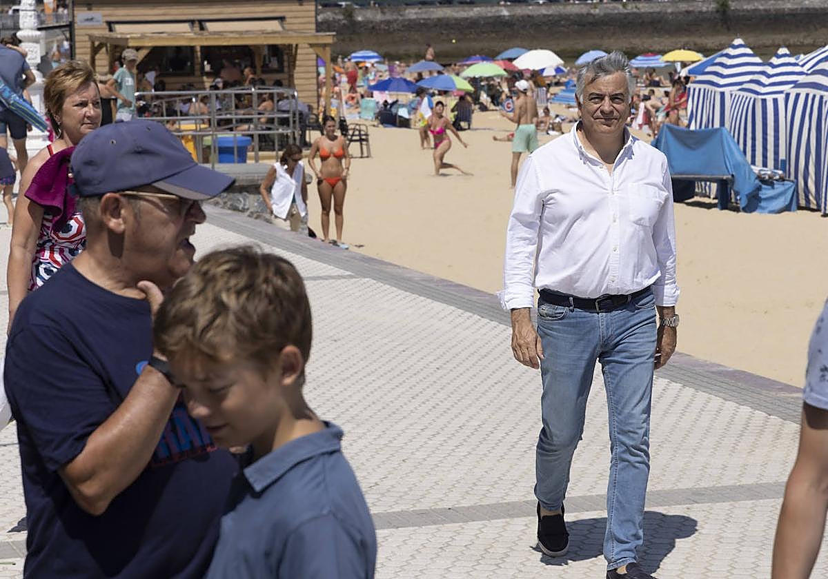 Javier de Andrés pasea en la playa de Ondarreta.