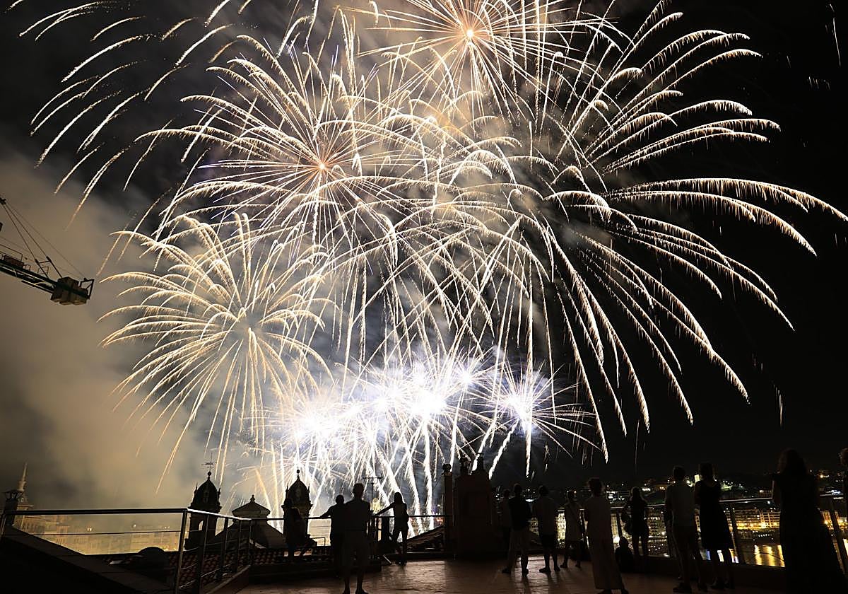 Un momento de la colección de Pyrogenie Feuerwerk en el Concurso de Fuegos Artificiales de la Semana Grande de San Sebastián.