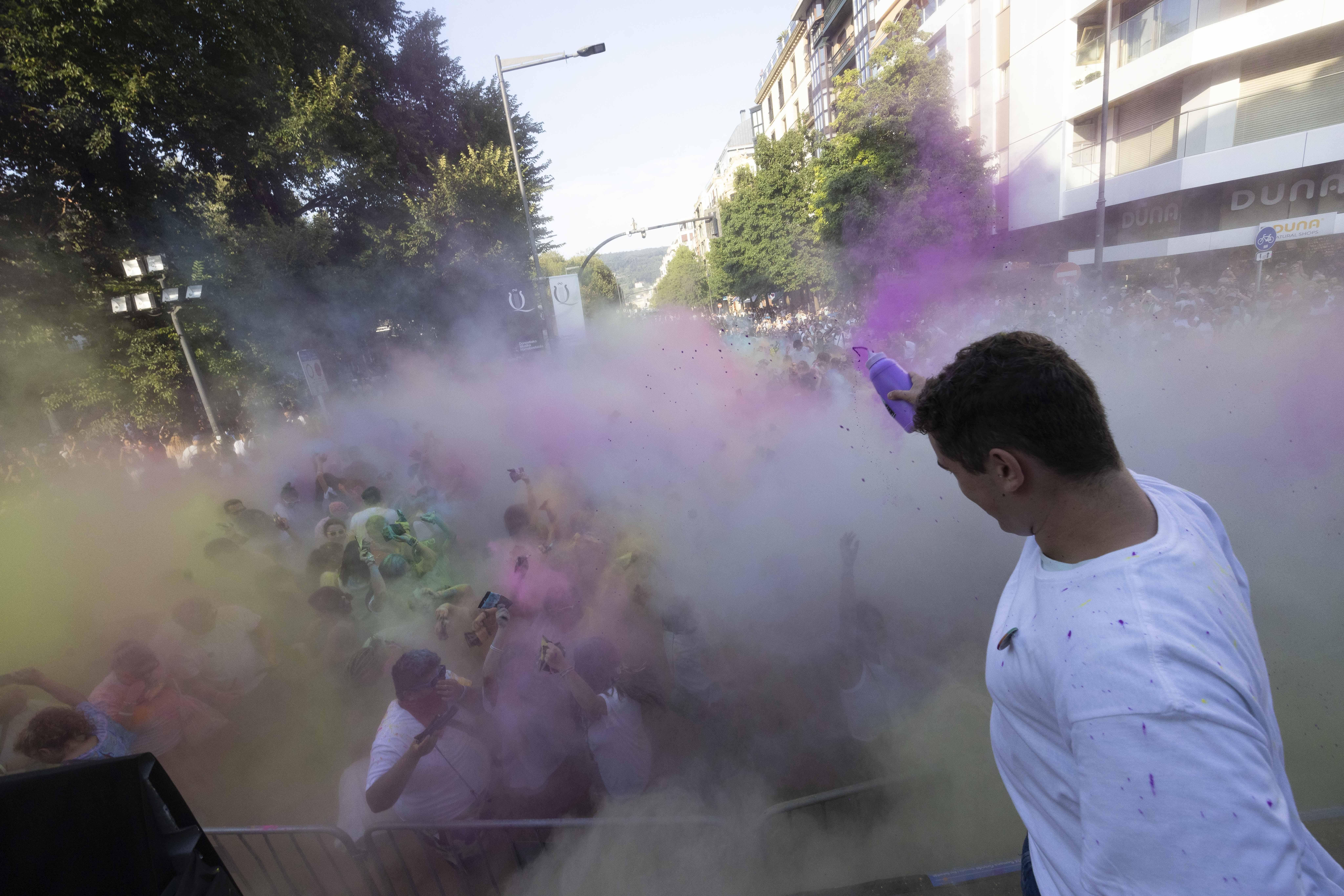 El &#039;Holi fest&#039; del Boulevard, en imágenes