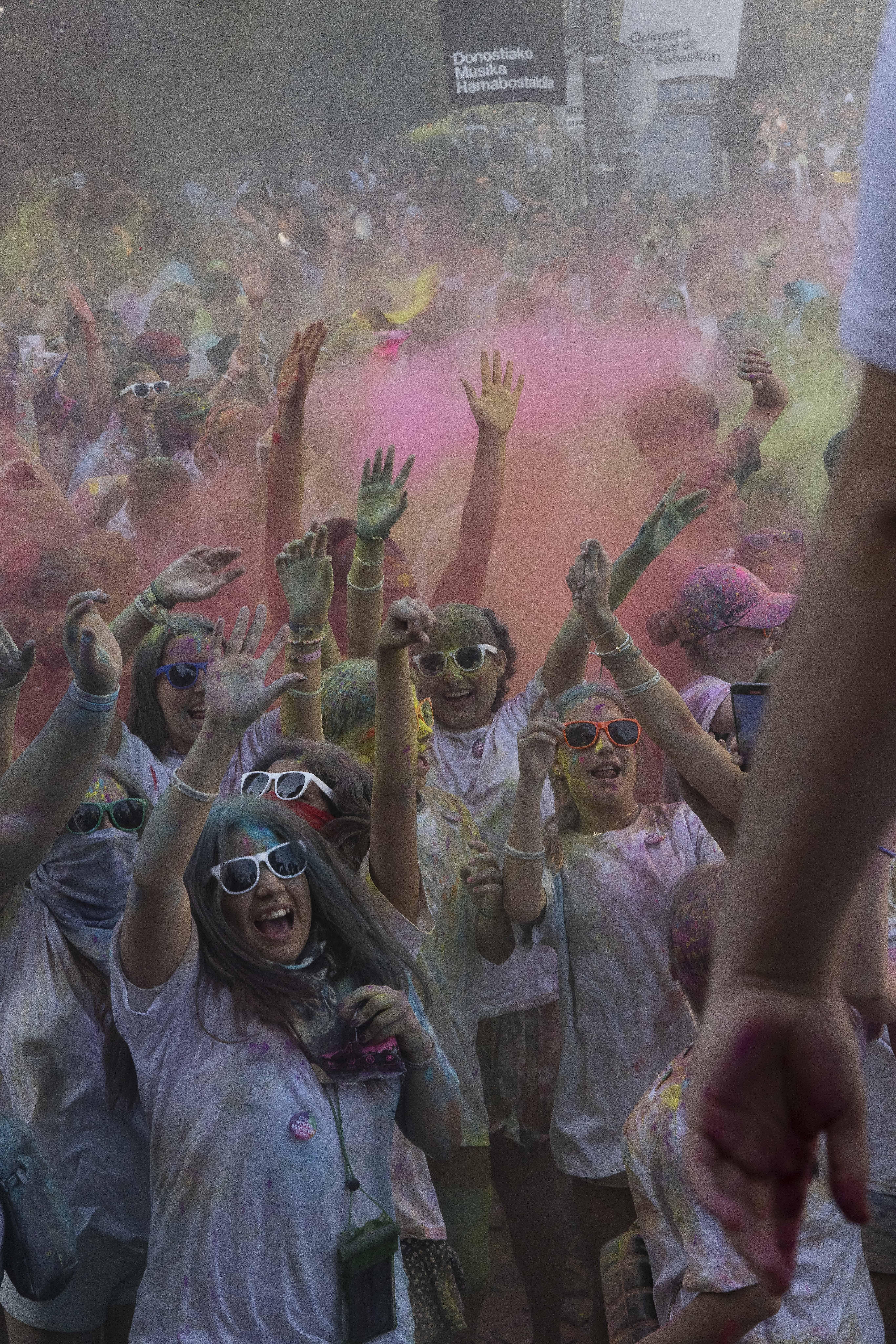 El &#039;Holi fest&#039; del Boulevard, en imágenes