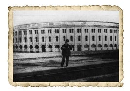 José Arana frente a suplaza de toros de Atotxa.