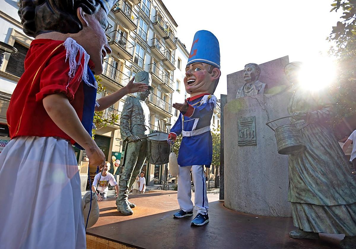 Tamborrada. Cabezudos frente al busto de Sarriegui en la Parte Vieja.
