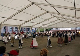 Herriko dantza-eskolako haurren dantza emanaldia eta dantza-soka izan ziren eskolako patioan jarritako karpan.