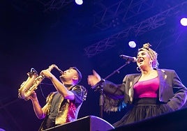 El primer concierto de las fiestas donostiarras trajo alegría y mucho baile en Sagüés.