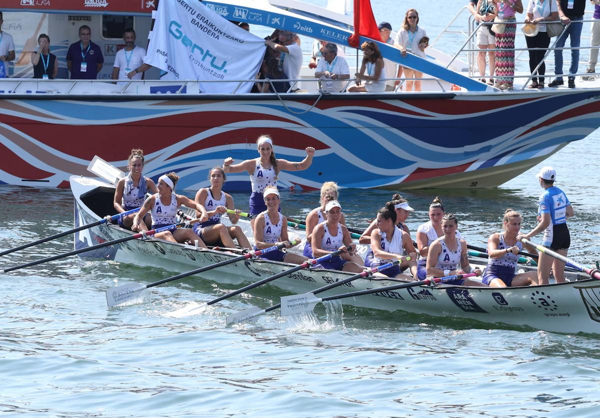 Las remeras de Arraun Lagunak celebran la victoria en la regata de este domingo.