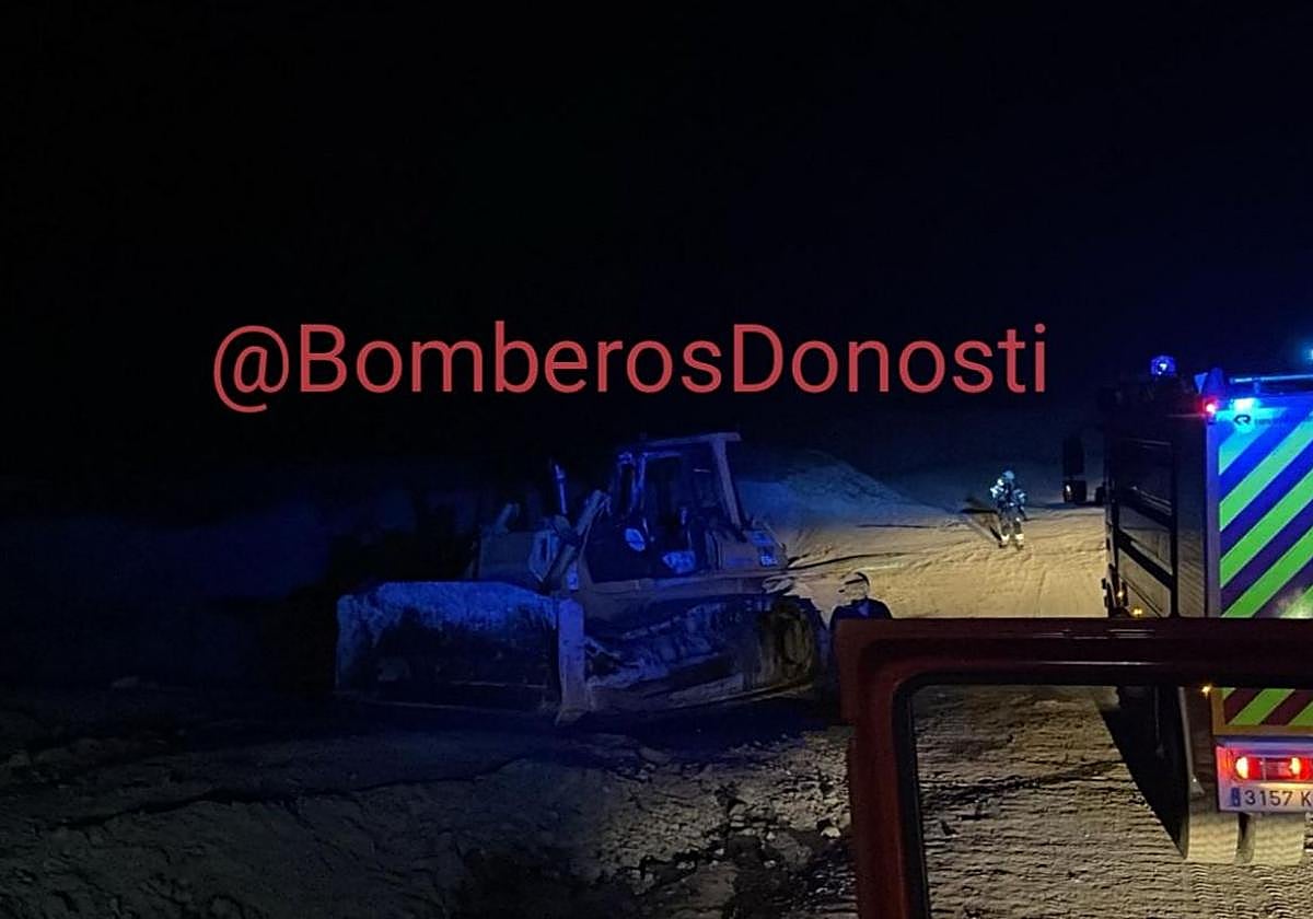 Bomberos del parque de San Sebastián en el lugar del incendio.