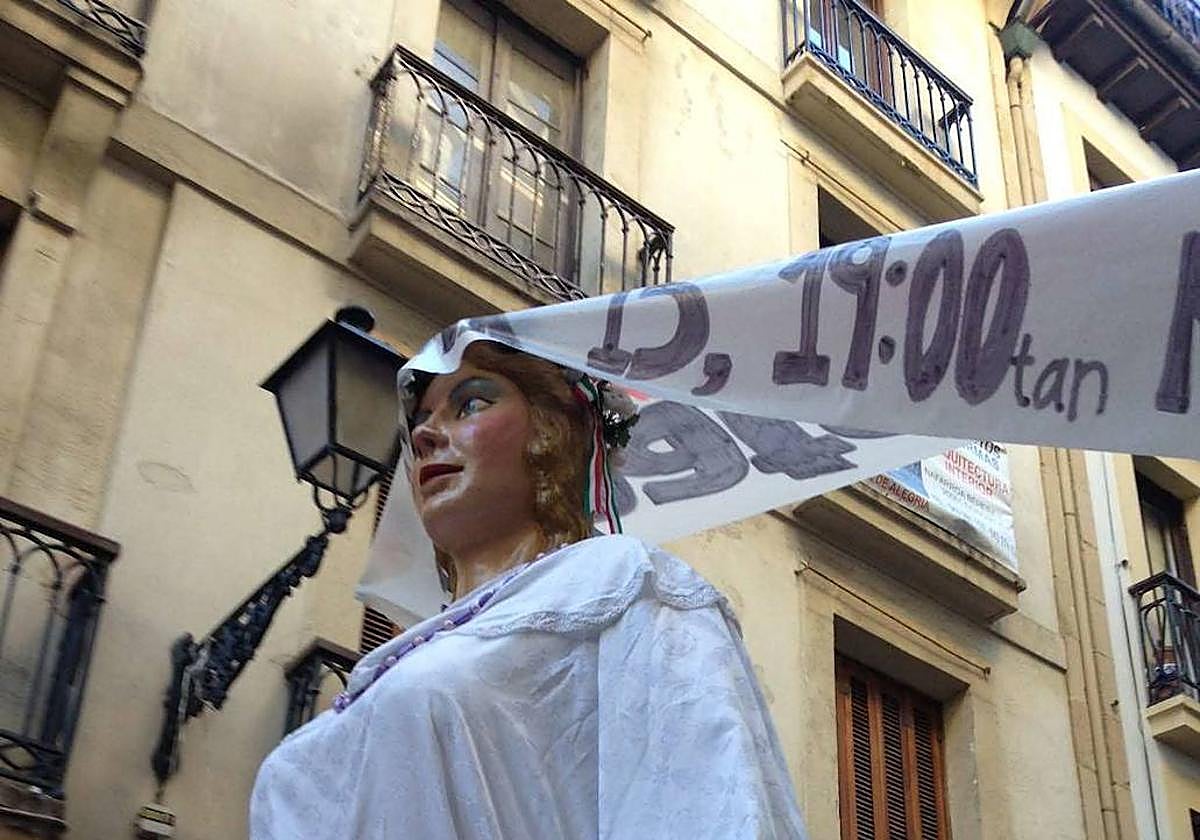 Un gigante choca con una pancarta colgada en la Parte Vieja en 2013.