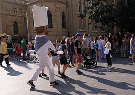 La comparsa Itzurun varía su recorrido por el calor