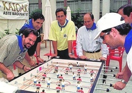 Carlos Iturgaiz, Leopoldo Barreda, Antonio Basagoiti y Carmelo Barrio juegan al futbolín en la txosna Kaioak.