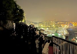Decenas de personas esperan en Urgull a unos fuegos artificiales que no se lanzaron.