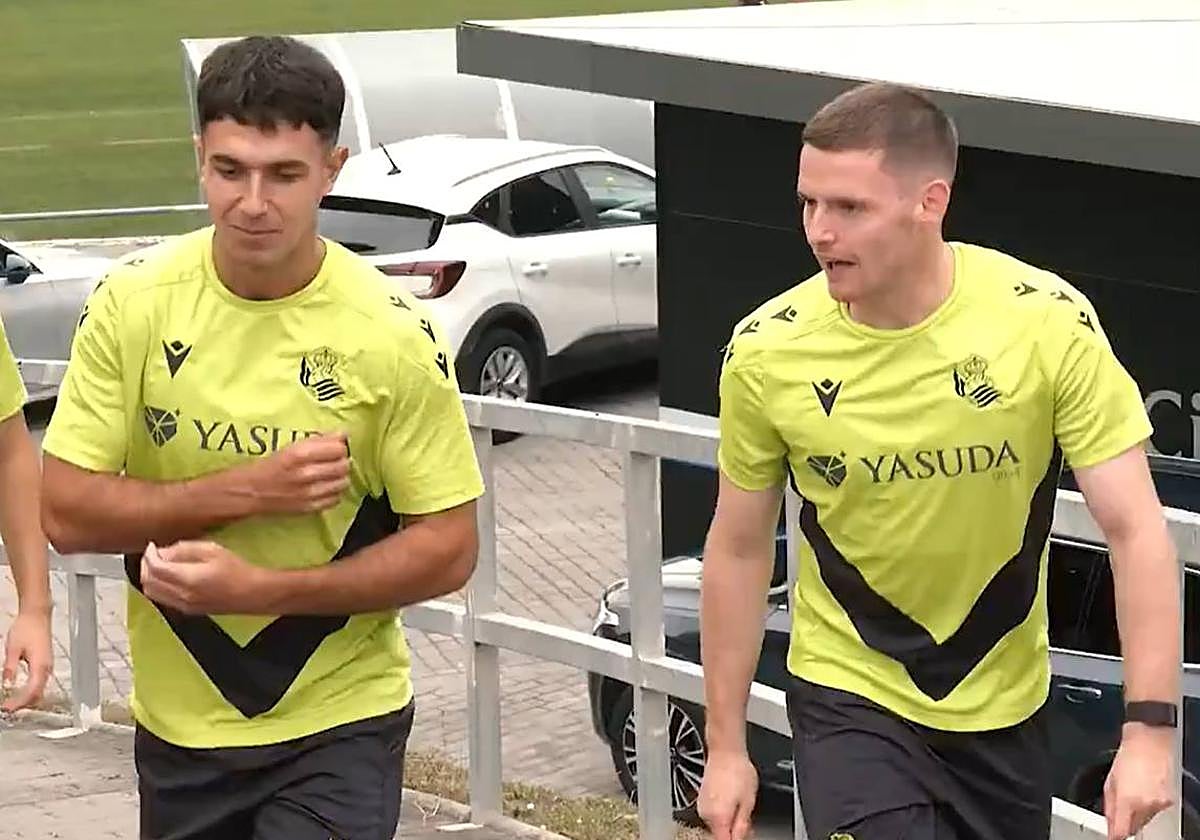 Zubimendi y Sergio Gómez durante el entrenamiento de este lunes en Zubieta
