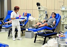 Ander Baena y su hijo Iñaki acudieron ayer a donar, en la sede de la asociación guipuzcoana en Donostia.