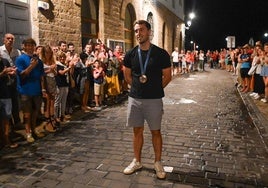 Kauldi Odriozola recibe anoche el aplauso de sus vecinos de Zumaia.