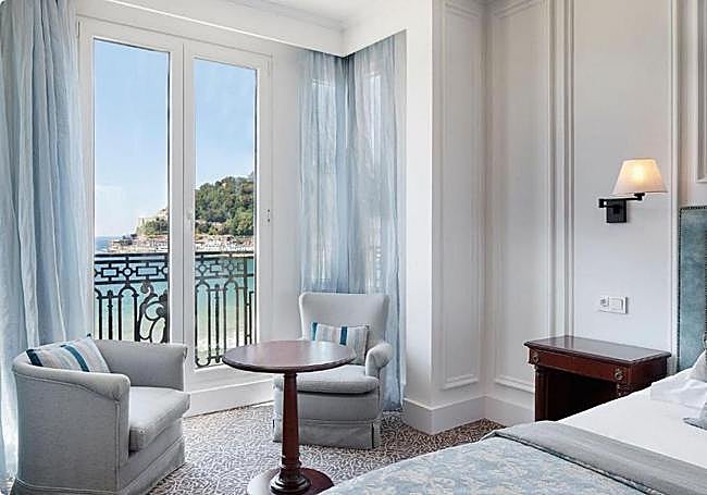 Una de las habitaciones del Hotel de Londres y de Inglaterra con vistas a La Concha.