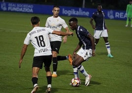 Ochieng tiene el balón, en un Sanse-Real Unión de la 23/24.