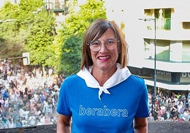 Tati Garmendia posa con el pañuelo de fiestas desde uno de los balcones del ayuntamiento.