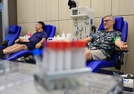 Imanol Arrieta y Sergio Cappa donan sangre en la sede de San Sebastián.