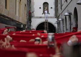 La efigie de San Roke fue adornada con el clásico pañuelo rojo en los prolegómenos del txupinazo en la calle Portu.