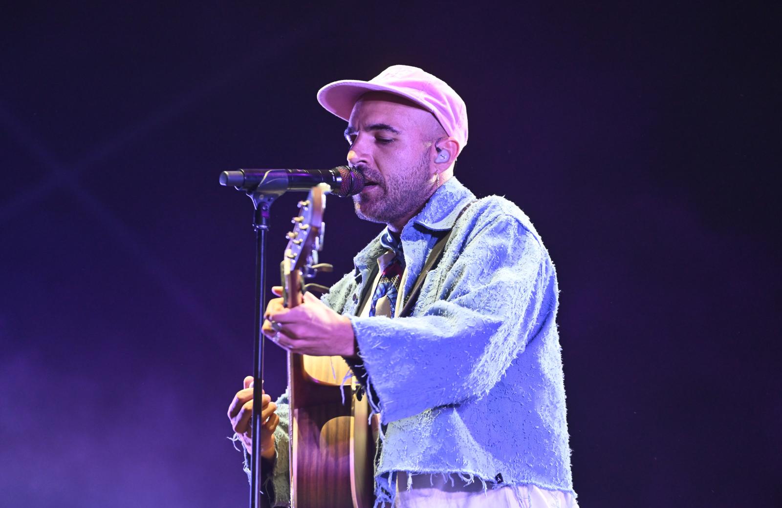 El cantautor catalán se dio un baño de masa en Sagüés.