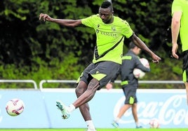 Umar Sadiq dispara durante el entrenamiento de este miércoles