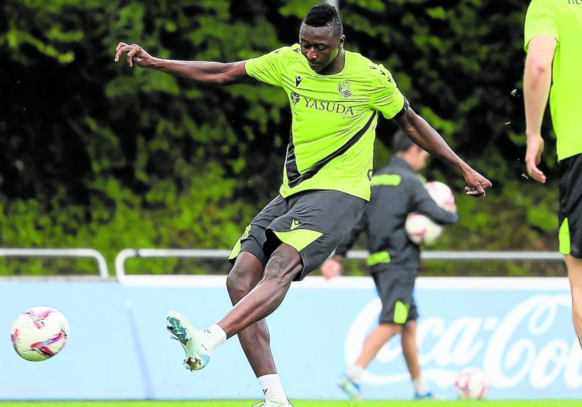 Umar Sadiq dispara durante el entrenamiento de este miércoles