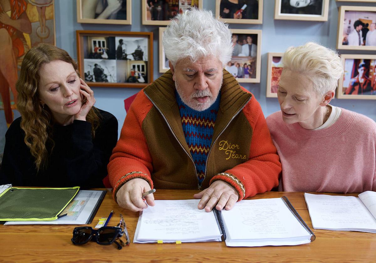 Pedro Almódovar, en la lectura de guión de la película junto a Julianne Moore y Tilda Swinton.