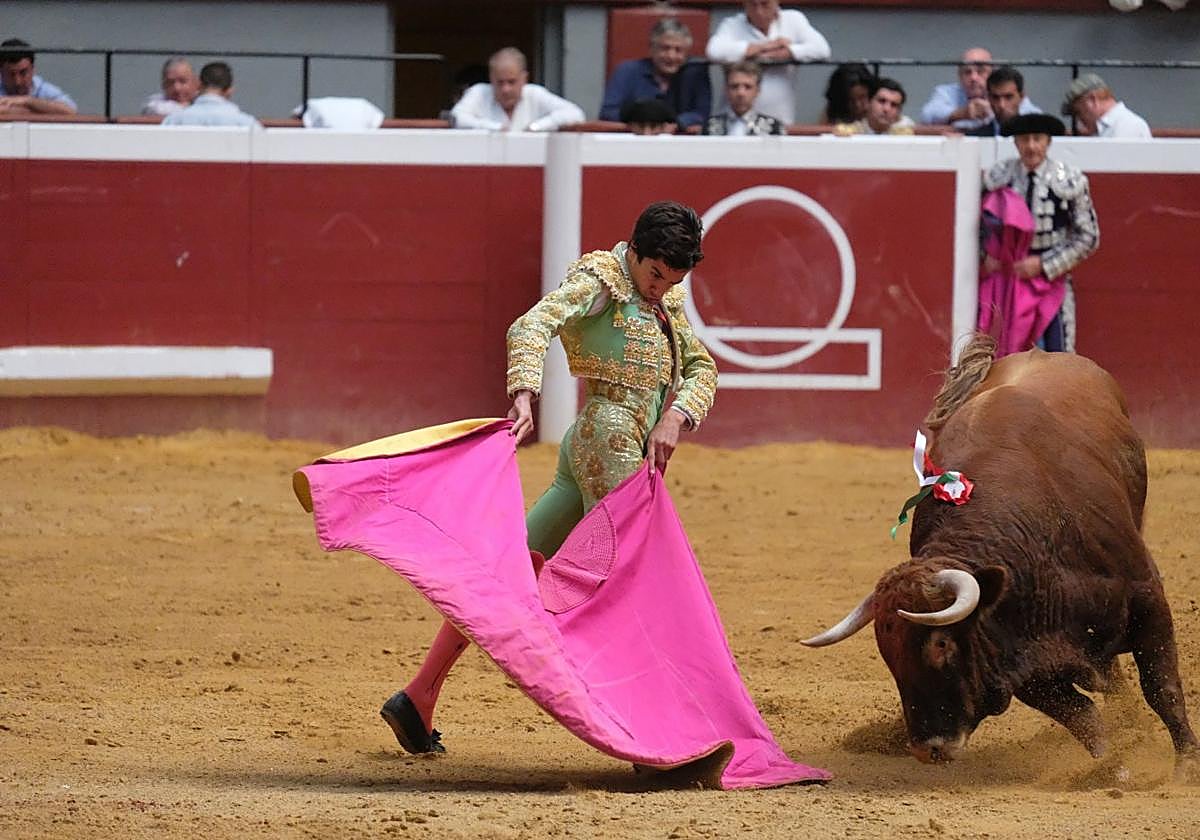 'Nenito', colorado de 455 kilo, colaboró al triunfo de Marco Pérez.