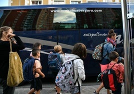 Niños subiendo a un autobús escolar en Gipuzkoa.