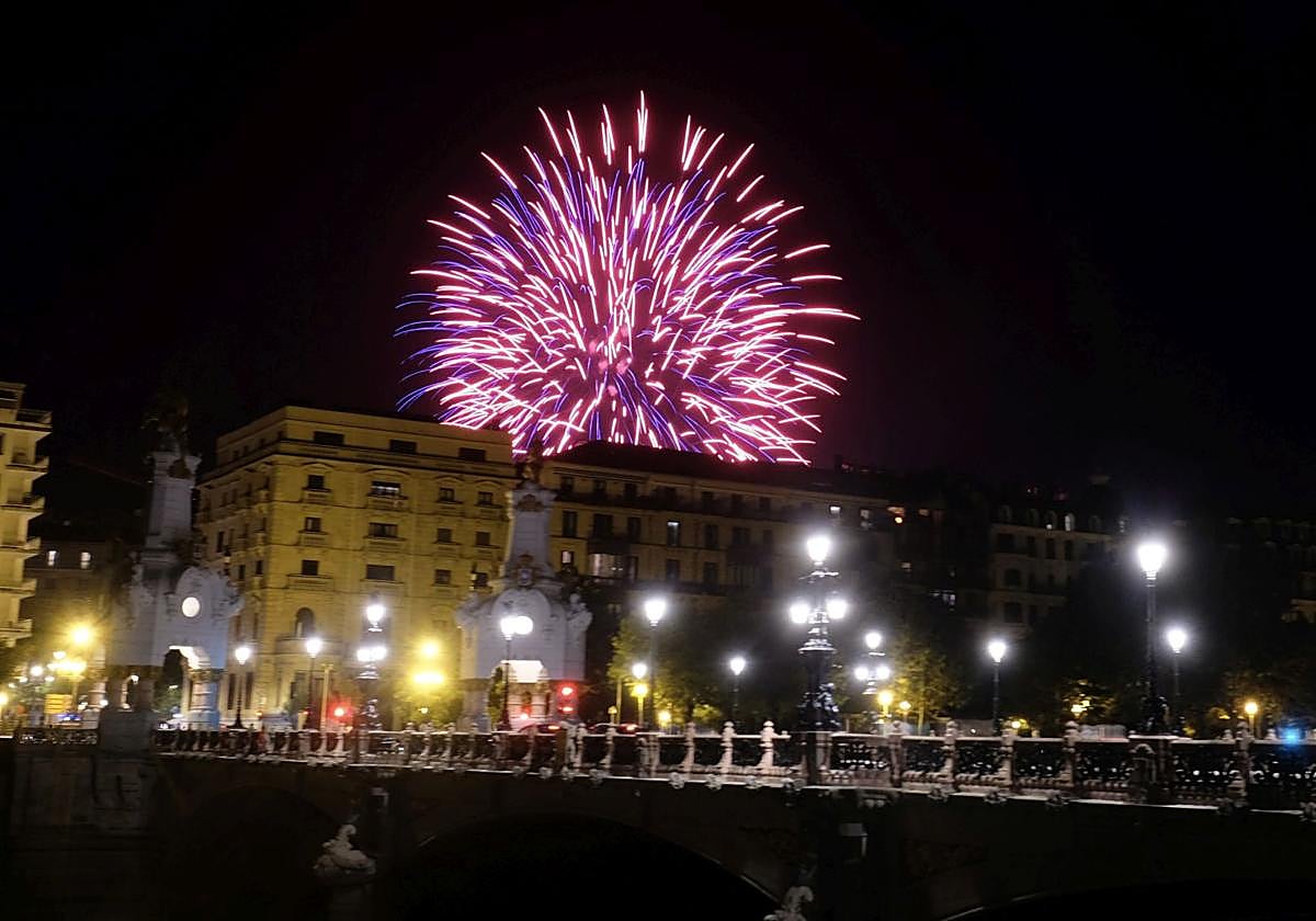 Un momento de la colección de Pirotecnia Valenciana en el Concurso de Fuegos Artificiales de la Semana Grande de San Sebastián.