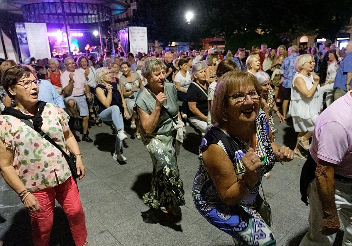 Diversión. Durante toda la verbena, la plaza estuvo repleta.