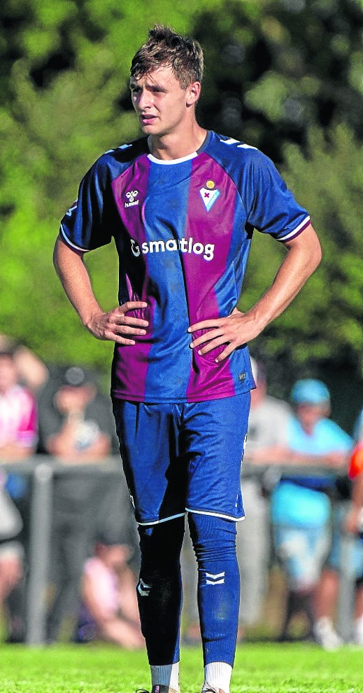 Aritz Muguruza, con la camiseta del club armero.