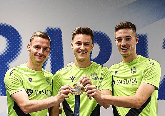 Sergio Gómez, Turrientes y Pacheco posan con la medalla de oro