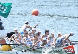 Donostiarra realiza una ciaboga el domingo pasado en Pasaia.