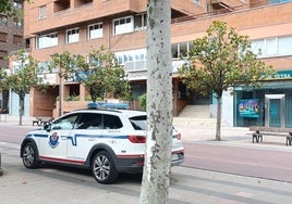 Un coche de la Ertzaintza frente a la sucursal bancaria donde se ha producido el robo.